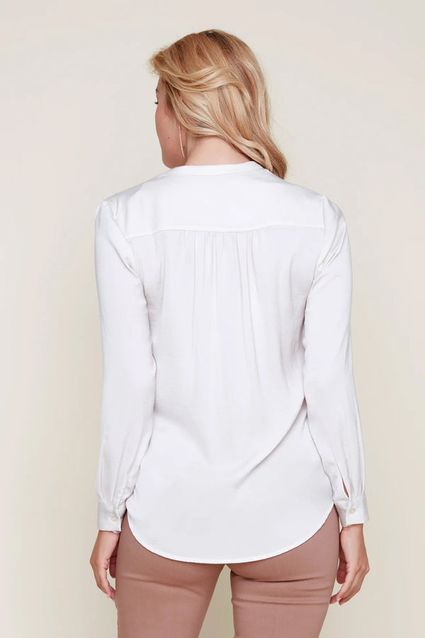 Blouse blanche de dos