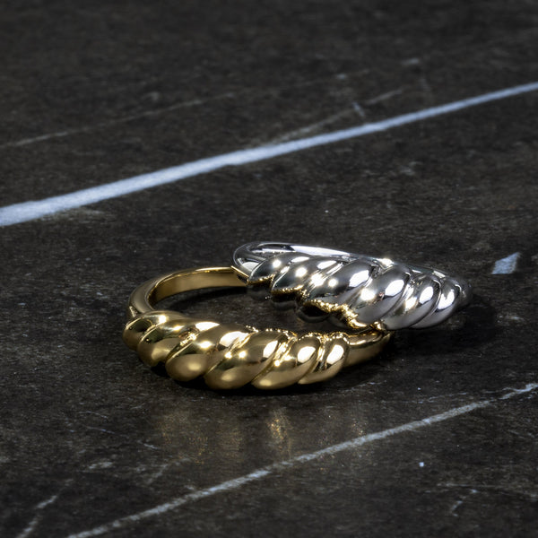Bague Croissant de Mia, présentation avec d’autres bijoux de la collection