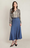 Blouse à imprimé orchidées Dex, coloris imprimé orchidées marron et bleu pâle, vêtement porté en tenue