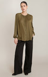 Blouse boutonnée à l’avant Dex, coloris olive, vêtement porté en tenue