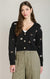Cardigan à fleurs brodées Dex, coloris noir, vêtement porté