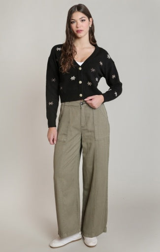 Cardigan à fleurs brodées Dex, coloris noir, vêtement porté en tenue