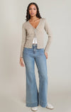Cardigan à nouer devant Dex, coloris avoine, vêtement porté en tenue