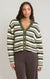 Cardigan rayé Dex, coloris rayures vertes, brunes et crème, vêtement porté