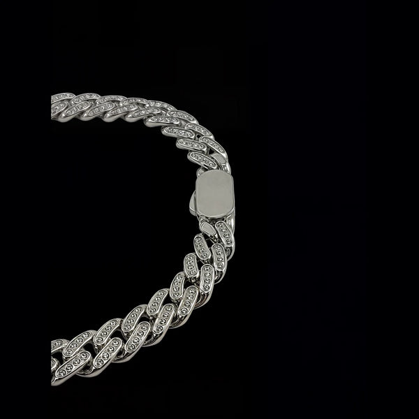 Chaîne Ambition 12 mm AJ&Co, finition argentée, détail des maillons à zircons et du fermoir.
