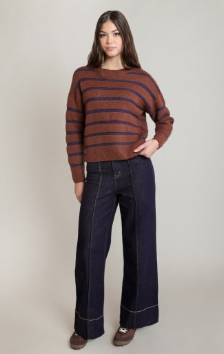 Chandail rayé à col rond Dex, coloris brun/bleu rustique, vêtement porté en tenue