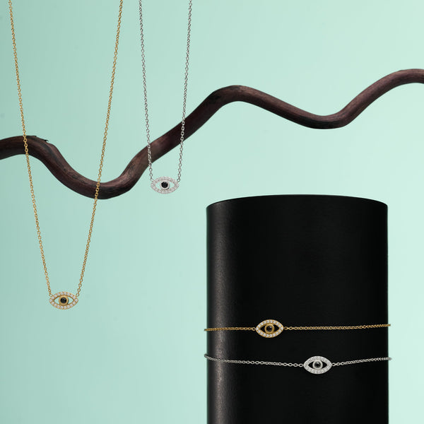Collier pendentif Aya de Mia, présentation avec d’autres bijoux de la collection