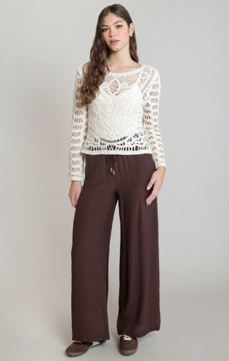 Haut au crochet boutonné Dex, coloris écru, vêtement porté en tenue