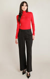 Haut en maille fine à col montant Dex, coloris rouge, vêtement porté en tenue