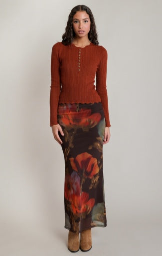 Haut en tricot Henley Dex, coloris terre cuite, vêtement porté en tenue