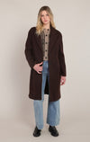 Manteau long doux au toucher Dex, coloris brun foncé, vêtement porté en tenue