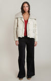 Manteau matelassé à col en tricot Dex, coloris perle, vêtement porté en tenue