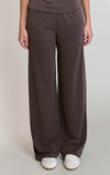 Pantalon à jambe large Dex, coloris brun doux, vêtement porté