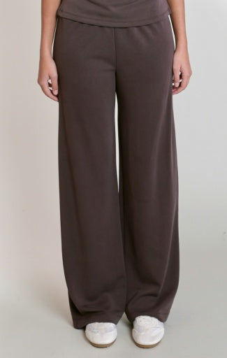 Pantalon à jambe large Dex, coloris brun doux, vêtement porté
