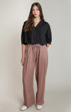Pantalon ample à enfiler Dex, coloris rose poudré, vêtement porté en tenue