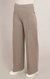 Pantalon en sergé à poches Dex, coloris taupe chaud, vêtement porté