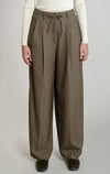 Pantalon plissé à cordon de serrage Dex, coloris taupe foncé, vêtement porté