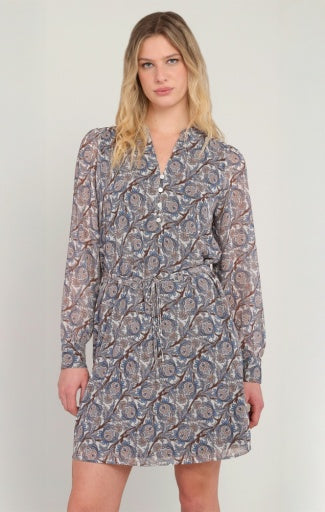 Robe ceinturée à boutons Dex, coloris paisley bleu/marron, vêtement porté