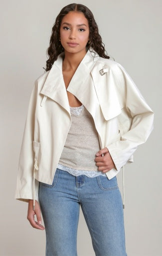 Veste courte à col avec boucle Dex, coloris crème, vêtement porté