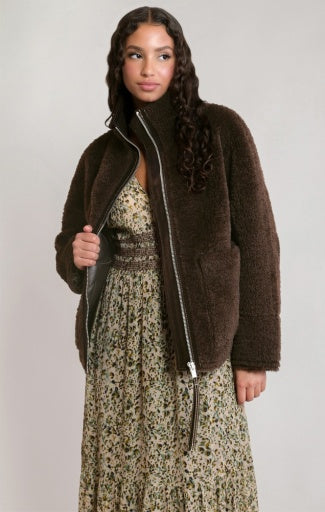 Veste en faux mouton Dex, coloris brun foncé, vêtement porté