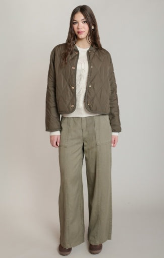 Veste matelassée Dex, coloris vert kaki, vêtement porté en tenue