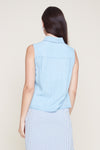 Blouse bleue de dos