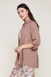 Blouse brune de côté