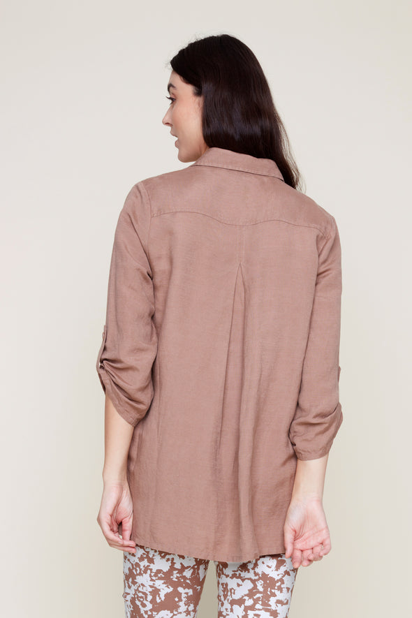 Blouse brune de dos