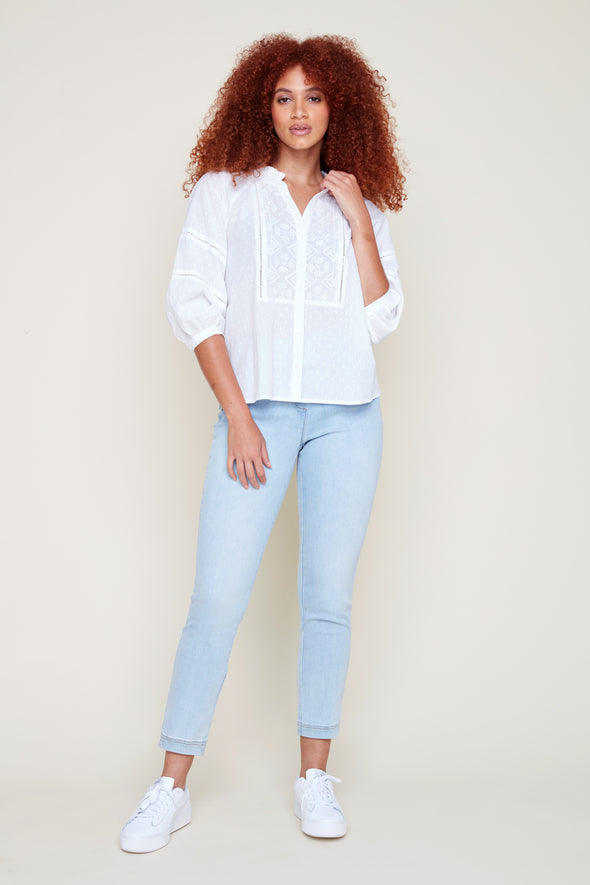 Blouse blanche pose