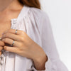 Bague de méditation Dharma – MeditationRings – portée au doigt