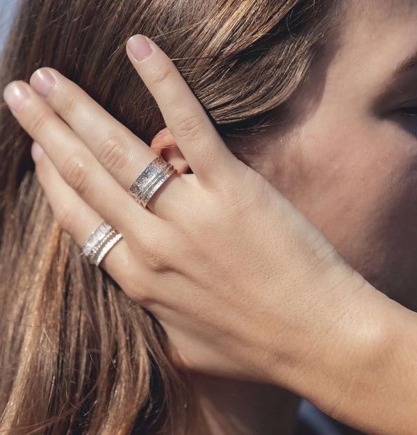 Bague de méditation Nurture – MeditationRings – portée au doigt