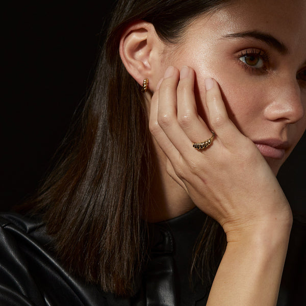 Bague Croissant de Mia porté sur mannequin