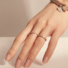 Bague éternité de Mia porté sur mannequin