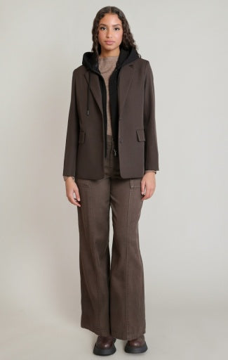 Blazer à capuchon amovible Dex, coloris brun foncé/noir, vêtement porté en tenue