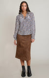 Blouse à manches ballon Dex, coloris paisley bleu/marron, vêtement porté en tenue