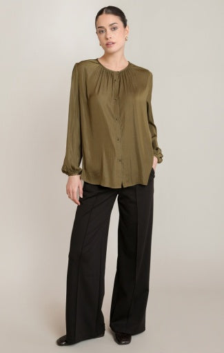 Blouse boutonnée à l’avant Dex, coloris olive, vêtement porté en tenue