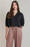 Blouse brodée à col en V Dex, coloris noir, vêtement porté