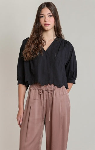 Blouse brodée à col en V Dex, coloris noir, vêtement porté