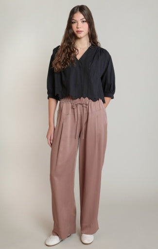 Blouse brodée à col en V Dex, coloris noir, vêtement porté en tenue