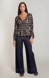 Blouse smockée Dex, coloris marron/crème floral, vêtement porté en tenue