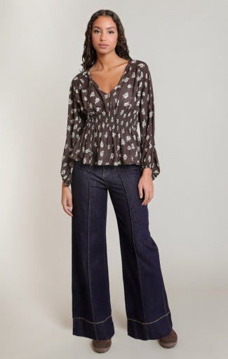 Blouse smockée Dex, coloris marron/crème floral, vêtement porté en tenue