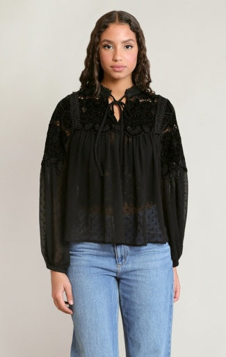 Blouse transparente en dentelle Dex, coloris noir, vêtement porté