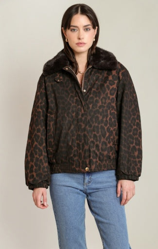 Blouson aviateur matelassé Dex, coloris léopard brun, vêtement porté