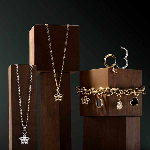 Boucles d’oreilles dormeuses Melina de Mia, présentation avec d’autres bijoux de la collection