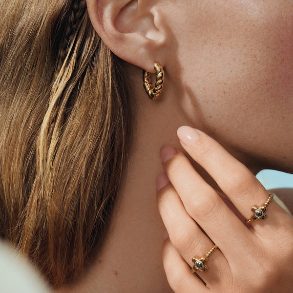Boucles d’oreilles dormeuses Seren de Mia porté sur mannequin