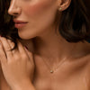 Boucles d’oreilles fixes Adelaide de Mia porté sur mannequin