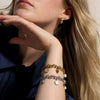 Boucles d’oreilles fixes Adelaide de Mia porté sur mannequin