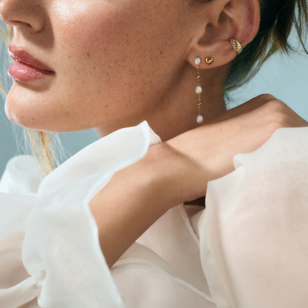 Boucles d’oreilles fixes Amara de Mia porté sur mannequin