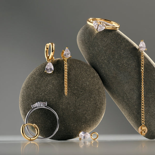 Boucles d’oreilles fixes Cosette II de Mia, présentation avec d’autres bijoux de la collection