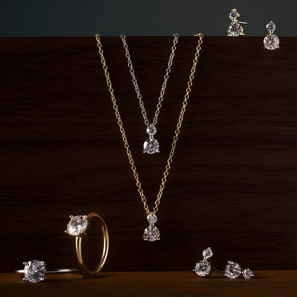 Boucles d’oreilles fixes Ophelia de Mia, présentation avec d’autres bijoux de la collection